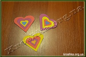 Склеиваем сердца от меньшего к большему, чередуя цвета