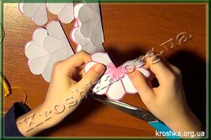 Из каждого цветочка вырезаем одну деталь