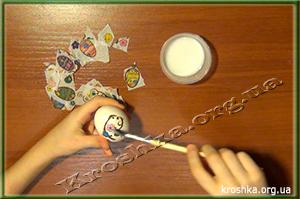 Клеим на яйцо детали салфетки