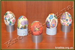 Пасхальные яйца украшены декупажем